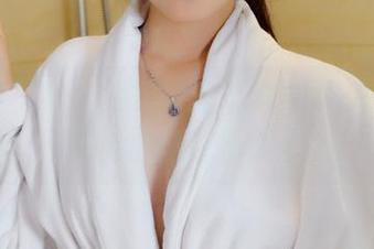 PANS写真 - 浴缸之中，集中火力——小彤和她的图包争眼球！