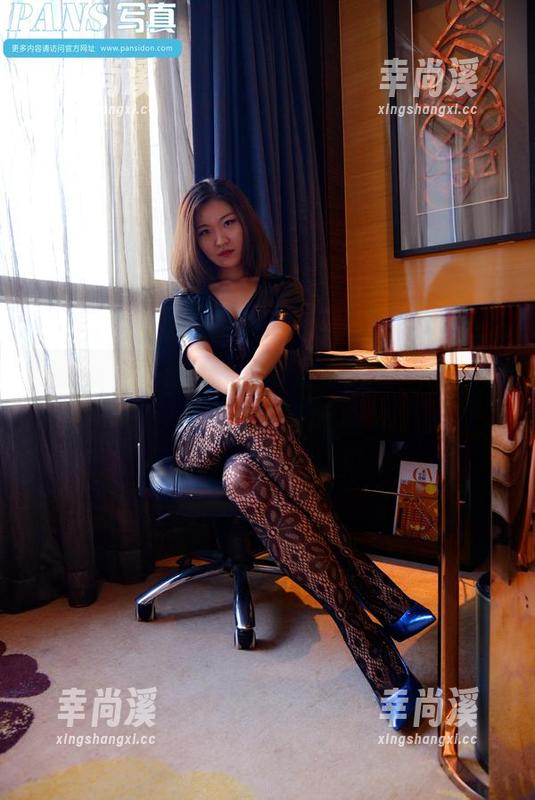 pans - 一张白色写真放在这里，想说诗诗真会挑壁纸。
