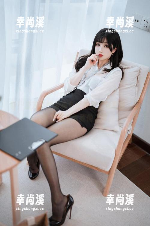 哇！凉凉子的香槟色比基尼定制写真，活生生在联想你我他之间。