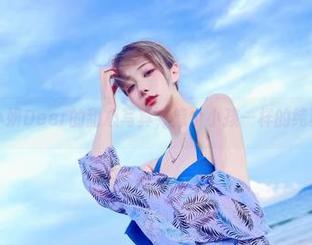 看啊，啾小妍Deer的甜心写真，像个小孩一样的纯真和俏皮。