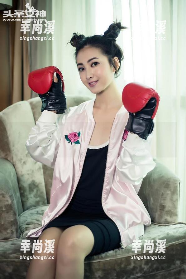 头条女神 - 鱼宝宝校服：原图下载，快来借个眼！
