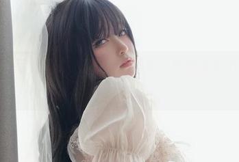 女主K的写真图册，即使是快递员，也在演绎不一样的凹凸之美