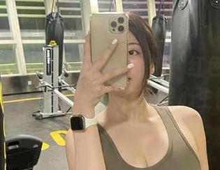 微密圈 - 奶宝妹纸又来薯冻，红色吊带镂空写真集更新令人在夜里心生怦然