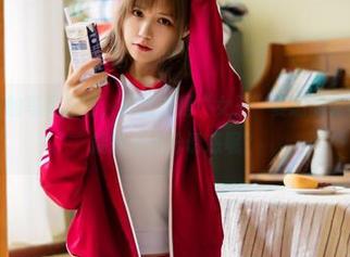 小仓千代w的写真定制，那绝对是“女王”姿态的完美呈现，谁能抗拒这份诱惑呢？