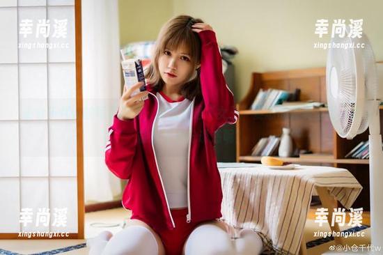 小仓千代w的写真定制，那绝对是“女王”姿态的完美呈现，谁能抗拒这份诱惑呢？