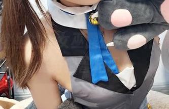 好奇网盘里的小女巫露娜泳装作品，那些姿势似曾相识…