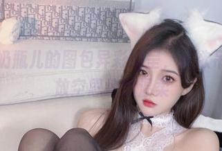 小小奶瓶儿的图包异彩纷呈，纯欲吊带，放空思绪的温柔