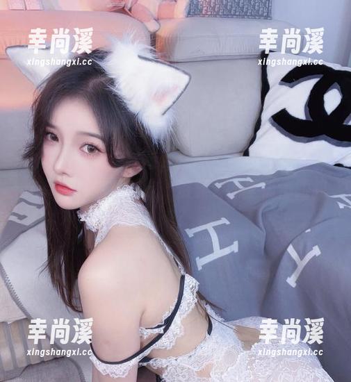 白开水毛衣定制版，搭配小小奶瓶儿的姿势，图片轻松搞定，资源要不要偷偷跟我来？