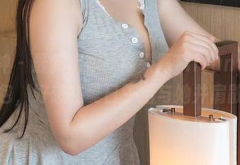 推女神 - 最新出炉：陈嘉嘉Tiffany的白裙图包，好想在夏日午后与她并肩散步！