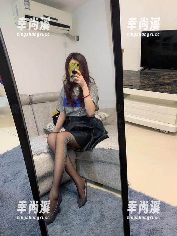微密圈 - 不怕没灵感，提袜少女的双人图集随时供你下载，探险从此刻开始！