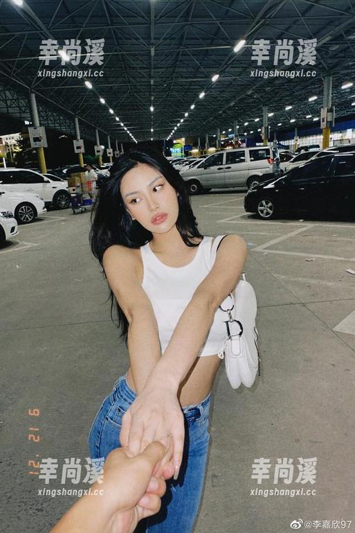李嘉欣97 微密圈 - 李嘉欣97的图集分享:黑丝丁裤的奇妙搭配之旅