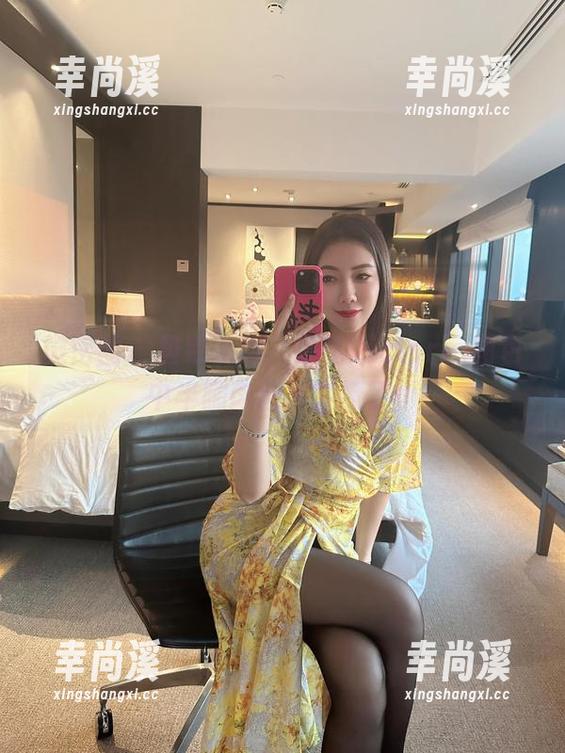 微密圈 - 极致诱惑，果儿Victoria图包中半腿肉丝太会撩了！