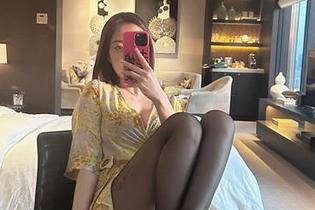微密圈 - 再次分享果儿Victoria的作品，这女孩的姿态，仿佛随便拍拍就能成心情说说。