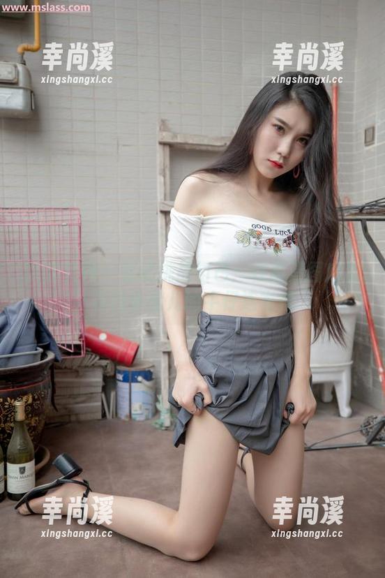 梦丝女神 - 尝试挑战自己：在高清图库里寻找小允儿的牛仔连衣裙