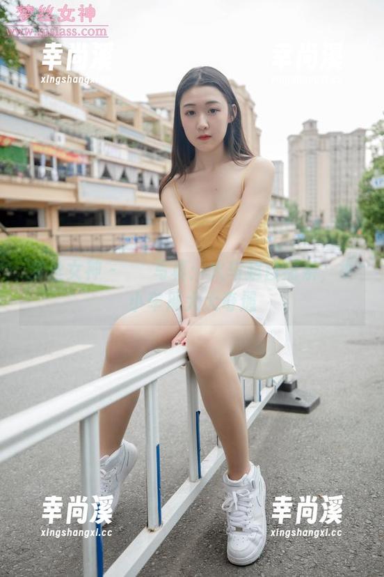 梦丝女神 - 玥玥写真：火车超自然系，小小车厢大大奇遇