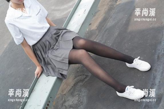 森萝财团-吸吸 森萝财团 - 这一套全包又油亮!吸吸教室里的JK制服,让我想起那段青涩的岁月。
