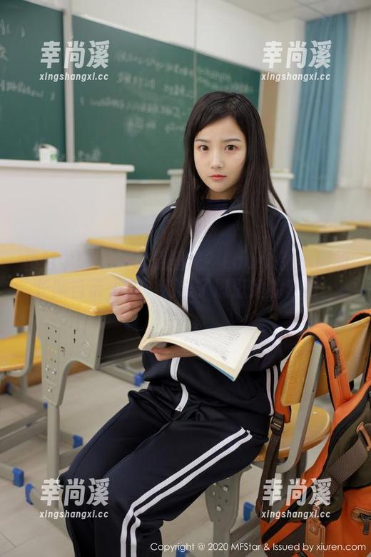 模范学院 - 谁需要圣光？Laura张小妮的长腿自带光芒，别忘了逛逛她的套图！