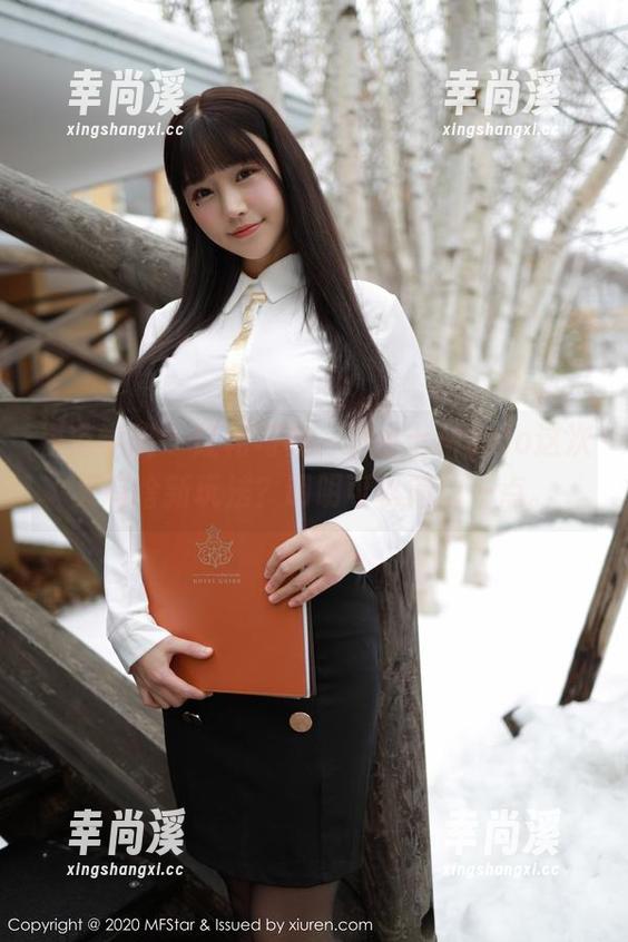 模范学院 - 红裙写真，伊小七MoMo这次又有啥新玩法？明明可以简单一点。