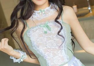 爱蜜社 - 图片中的瑞妤，穿着连体衣，感觉随时随地都想对她说“我也是！”