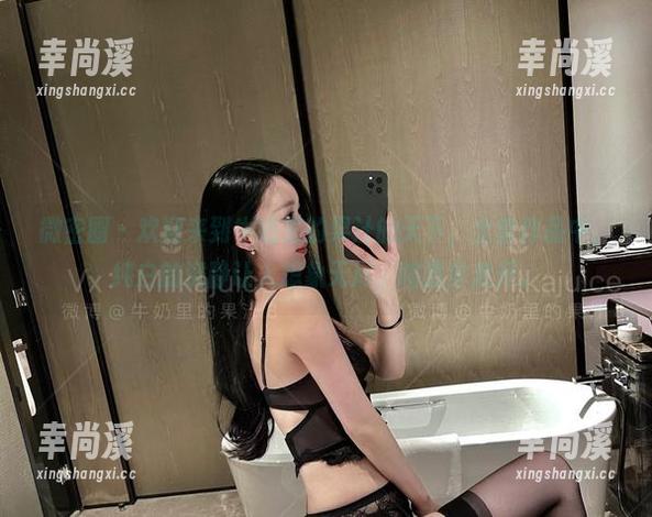 微密圈 - 欢迎来到牛奶里的果汁的天下，全套作品中，纯白的沉静让人想象无尽，喧嚣全走开。