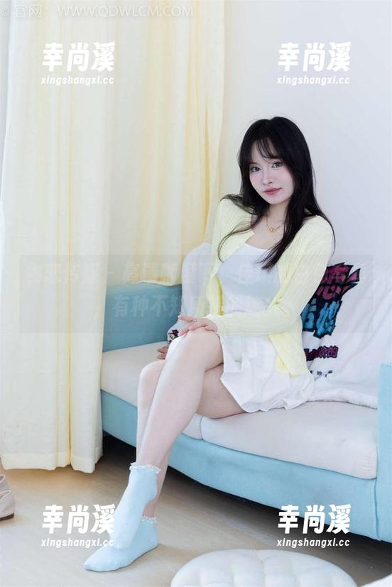 物恋传媒 - 高清晰度下，佳琪的白色写真，有种不知所措的迷失。