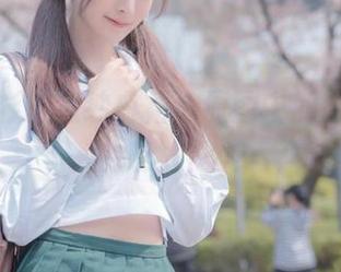 看王羽杉的透纱白裙，原图中的微妙细节在叙述什么？