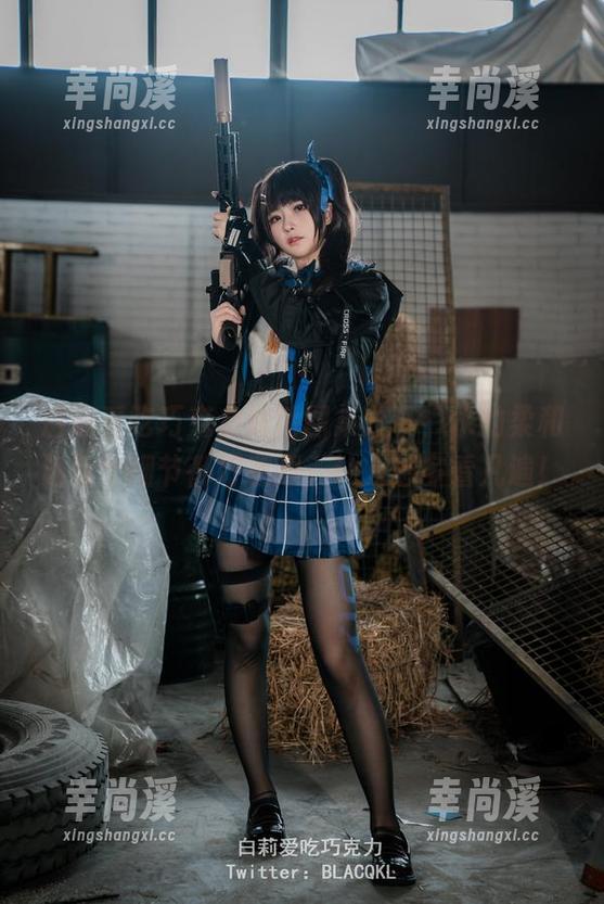 白莉爱吃巧克力泳池图集分享，水的柔和让每个细节都好有趣，让人想多看几遍！