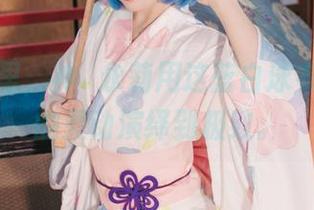在私房里，神沢永莉用这蓝白泳衣把辫子的灵动演绎到极致。