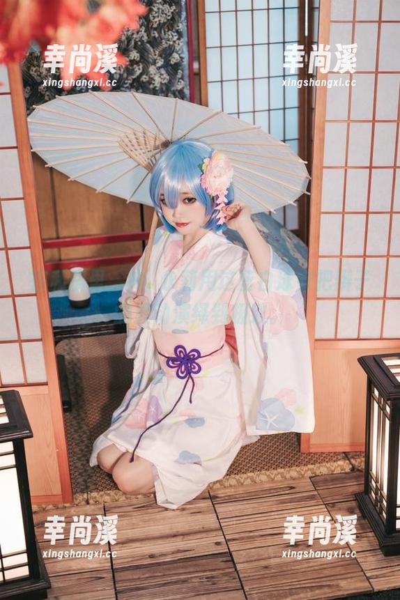 在私房里，神沢永莉用这蓝白泳衣把辫子的灵动演绎到极致。