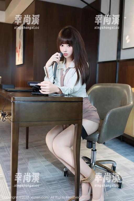 秀人网 - 发现ALICE梁紫轩的最新白色造型，有种不太好说清的冷冽美感...