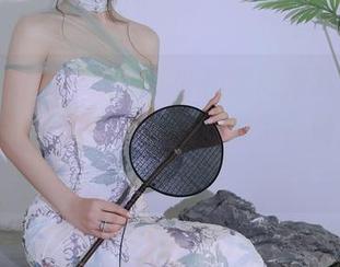 秀人网 - 游泳圈成了叶初雪的座驾，哈哈，作品下载了，潜水时间来了？确定不来潜潜水？