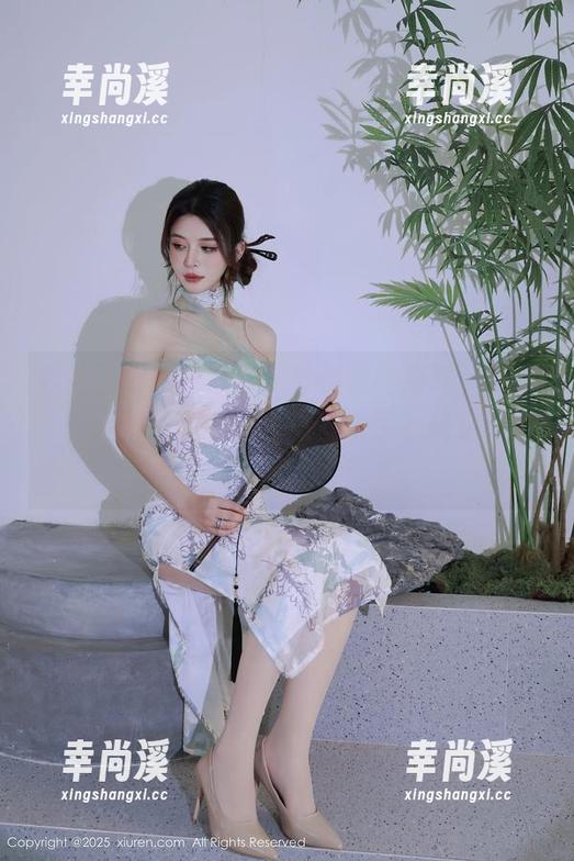 秀人网 - 游泳圈成了叶初雪的座驾，哈哈，作品下载了，潜水时间来了？确定不来潜潜水？