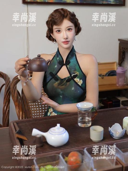 秀人网 - 在最新图库中，周于希Sally的旗袍演绎出一份悠扬的古韵，突然就想跳进宋代的水墨画里。