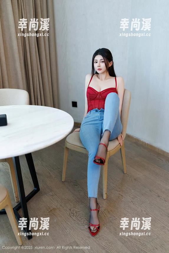 秀人网 - 当周周不吃香菜用裸足征服你，原图壁纸里的轻盈感俘获了无数目光。