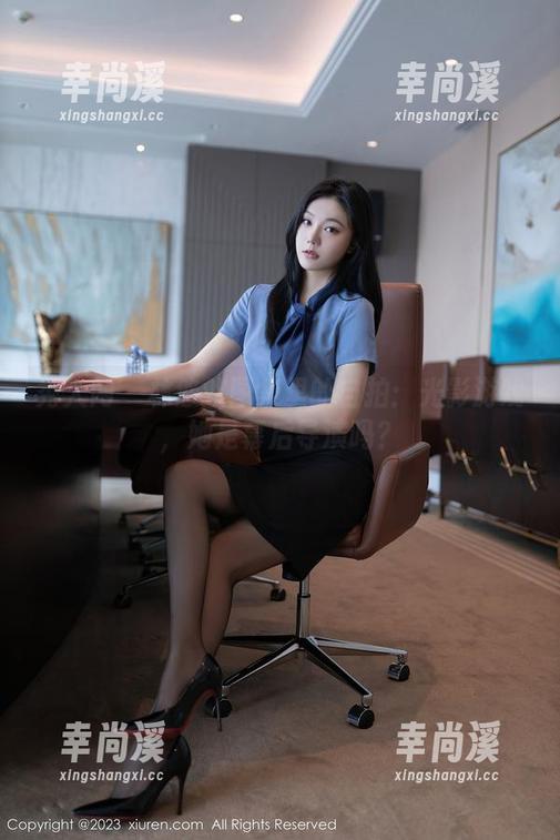 秀人网 - 林悠悠图集里的自拍：光影游戏，她是幕后导演吗？