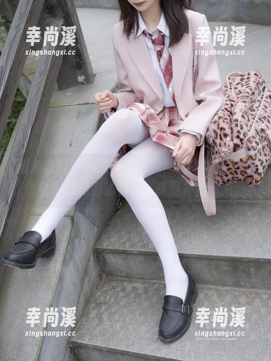 紧急企划 - 小恩泳装秀，图片中的每一帧都让我想起别的画面，真是扑朔迷离。