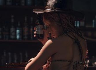 更新：芊川一笑MNK的写真《Sugar》，甜密和讽刺交织的奇妙平衡。