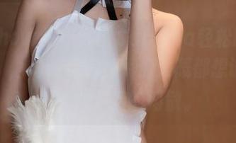 花漾show - “许诺Sabrina轻松睡衣风原图”，她的姿态，我们大概都想试试——如同午后的闲散。