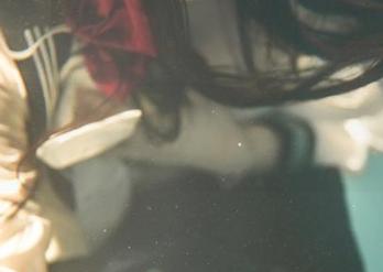 在水泳馆里邂逅落落Raku：高清作品集，水面下的涟漪.zzz