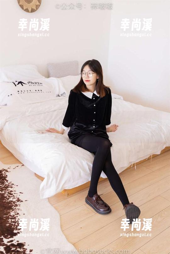 袜啵啵 - 甜甜圈的脚本：棉袜与丝袜的图集里，一场没有赢家的斗脚戏。