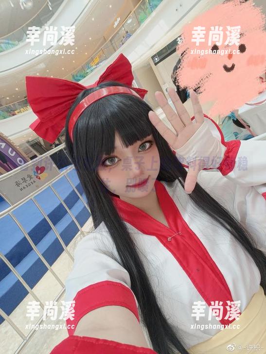 看到许枳这礼服，桌子上的饮料得好好稳住，别喷了!