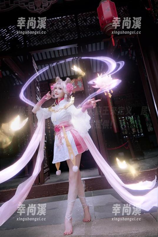 露儿大魔王 “秘书”的姿态由露儿大魔王来定义,居然还有免费照片提供!
