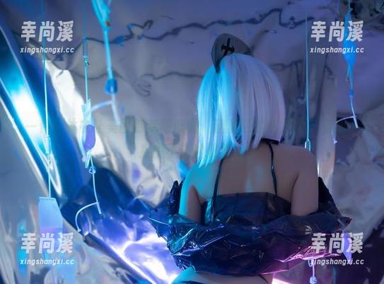 一件连体衣让美图都变得低调，韶陌陌的照片中，有让人捉摸不透的优雅。